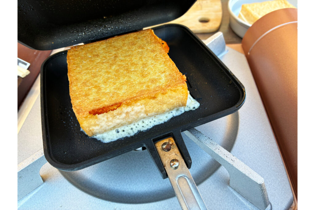 厚揚げをコンロで焼く