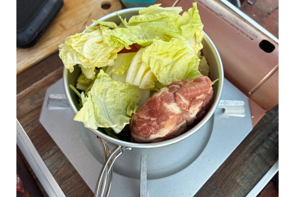 コンロで鍋を料理作る