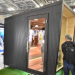 【画像】前面ガラスのフルオープンが開放的！　美作産の木材を使用した「MORI SAUNA」 〜 画像1