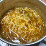 【画像】キャンプとの相性抜群な「個包装鍋つゆの素」！　〆のラーメンも美味しい「時短鍋レシピ」4品 〜 画像1