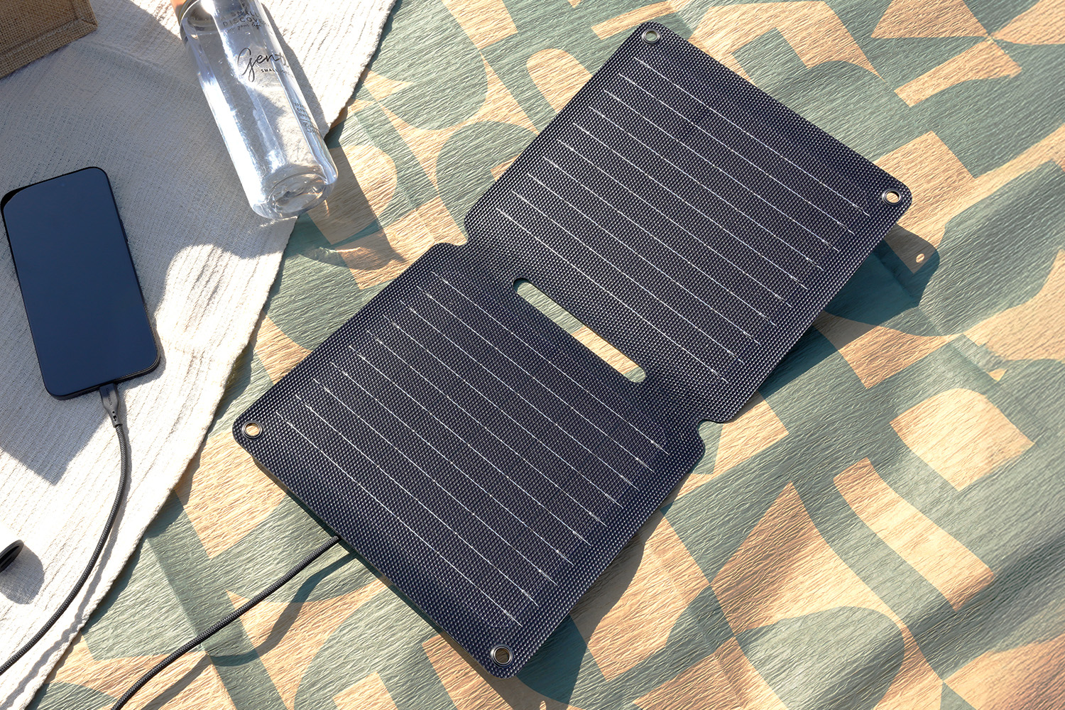 収納＆持ち運びがしやすい！コンパクトなポータブルソーラーパネル『OWL-SLP10W-GY』を発売