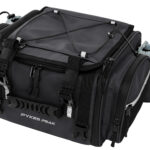 【画像】日帰りツーリングやキャンプでも大活躍！　大容量×コンパクト設計が魅力のPYKES  PEAK「バイク用シートバッグ」が再販開始 〜 画像1