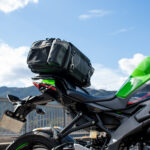 【画像】日帰りツーリングやキャンプでも大活躍！　大容量×コンパクト設計が魅力のPYKES  PEAK「バイク用シートバッグ」が再販開始 〜 画像1
