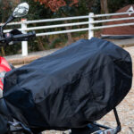 【画像】日帰りツーリングやキャンプでも大活躍！　大容量×コンパクト設計が魅力のPYKES  PEAK「バイク用シートバッグ」が再販開始 〜 画像1