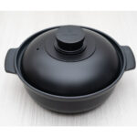 【画像】土鍋テイストでも丈夫なアルミ製！　寒い夜のアウトドアを温かく演出する少人数の鍋料理向け調理ギア 〜 画像1