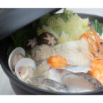 【画像】土鍋テイストでも丈夫なアルミ製！　寒い夜のアウトドアを温かく演出する少人数の鍋料理向け調理ギア 〜 画像1