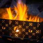 【画像】武骨な素材のエイジングを楽しんで使うのが通！　5枚のプレートで変幻自在なカスタム焚き火台 〜 画像1