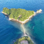 【画像】海の中に出現した道で島へと渡れる!?　特定の条件で見られる「トンボロ現象」の秘密とは 〜 画像1