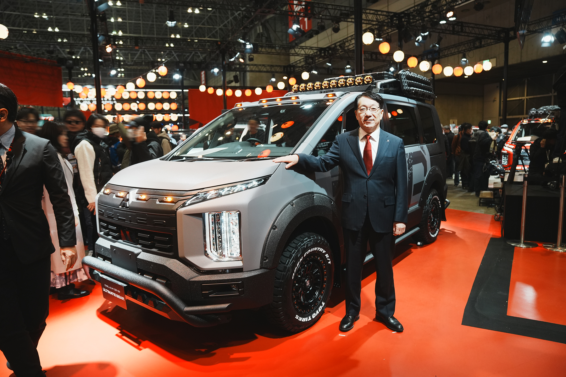 東京オートサロン2026の会場で新型D:5発売を発表した加藤社長