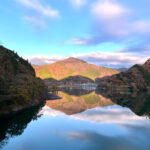 【画像】秋の渓谷ハイキング！　神奈川県山北町のユーシン渓谷で魅惑のユーシンブルーと紅葉美色三昧 〜 画像1