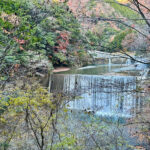 【画像】秋の渓谷ハイキング！　神奈川県山北町のユーシン渓谷で魅惑のユーシンブルーと紅葉美色三昧 〜 画像1