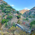 【画像】秋の渓谷ハイキング！　神奈川県山北町のユーシン渓谷で魅惑のユーシンブルーと紅葉美色三昧 〜 画像1