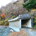 【画像】秋の渓谷ハイキング！　神奈川県山北町のユーシン渓谷で魅惑のユーシンブルーと紅葉美色三昧 〜 画像1