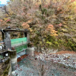 【画像】秋の渓谷ハイキング！　神奈川県山北町のユーシン渓谷で魅惑のユーシンブルーと紅葉美色三昧 〜 画像1