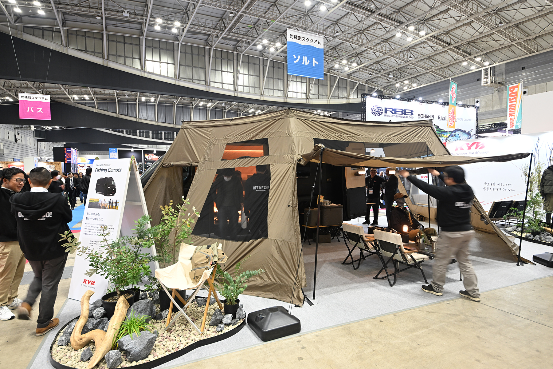「釣りフェスティバル 2026」のKYBブースに展示されていたスノーピークのテント