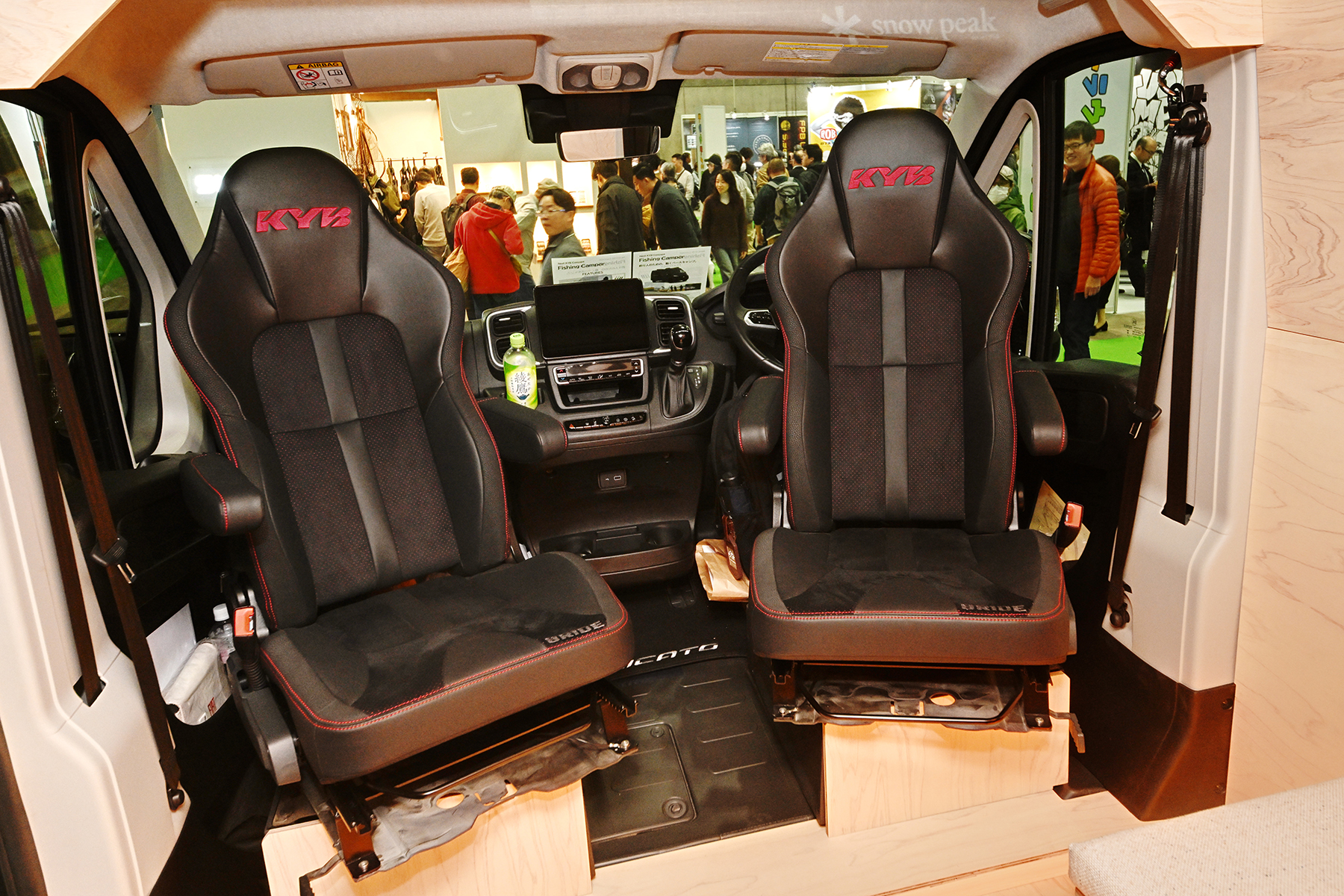 「釣りフェスティバル 2026」のKYBブースに展示されていたデモカーの室内