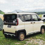 【画像】「ハケ塗りエンブレム」に「カフェラテホイール」！　キャンプ好きユーザーが実践した三菱・デリカミニの「色合わせ術」 〜 画像1