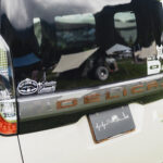 【画像】「ハケ塗りエンブレム」に「カフェラテホイール」！　キャンプ好きユーザーが実践した三菱・デリカミニの「色合わせ術」 〜 画像1