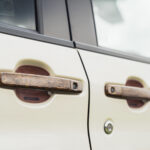 【画像】「ハケ塗りエンブレム」に「カフェラテホイール」！　キャンプ好きユーザーが実践した三菱・デリカミニの「色合わせ術」 〜 画像1