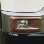 【画像】「ハケ塗りエンブレム」に「カフェラテホイール」！　キャンプ好きユーザーが実践した三菱・デリカミニの「色合わせ術」 〜 画像1