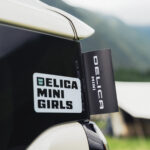 【画像】「ハケ塗りエンブレム」に「カフェラテホイール」！　キャンプ好きユーザーが実践した三菱・デリカミニの「色合わせ術」 〜 画像1