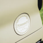 【画像】「ハケ塗りエンブレム」に「カフェラテホイール」！　キャンプ好きユーザーが実践した三菱・デリカミニの「色合わせ術」 〜 画像1