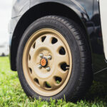 【画像】「ハケ塗りエンブレム」に「カフェラテホイール」！　キャンプ好きユーザーが実践した三菱・デリカミニの「色合わせ術」 〜 画像1