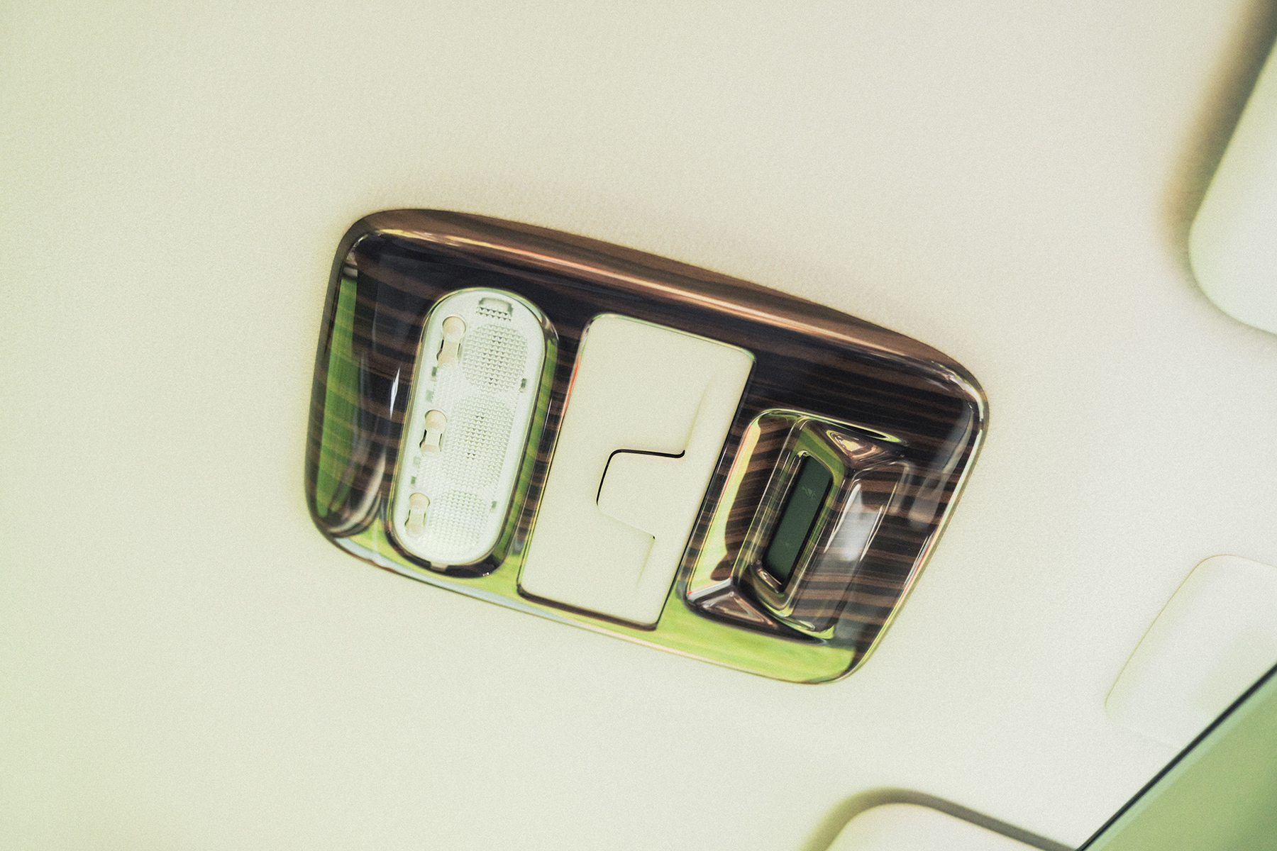 パネル部分をウッド化したデリカミニのルームランプまわり