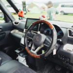 【画像】「ハケ塗りエンブレム」に「カフェラテホイール」！　キャンプ好きユーザーが実践した三菱・デリカミニの「色合わせ術」 〜 画像1