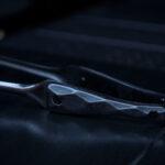 【画像】掴む所作まで黒く美しい！　名栗ウッドグリップ×ブラックステンレスのBBQトング「BLACK EMBER FANG」がクール過ぎる 〜 画像1