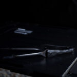 【画像】掴む所作まで黒く美しい！　名栗ウッドグリップ×ブラックステンレスのBBQトング「BLACK EMBER FANG」がクール過ぎる 〜 画像1