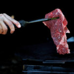 【画像】掴む所作まで黒く美しい！　名栗ウッドグリップ×ブラックステンレスのBBQトング「BLACK EMBER FANG」がクール過ぎる 〜 画像1