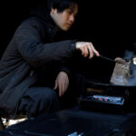 【画像】掴む所作まで黒く美しい！　名栗ウッドグリップ×ブラックステンレスのBBQトング「BLACK EMBER FANG」がクール過ぎる 〜 画像1