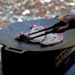 【画像】掴む所作まで黒く美しい！　名栗ウッドグリップ×ブラックステンレスのBBQトング「BLACK EMBER FANG」がクール過ぎる 〜 画像1