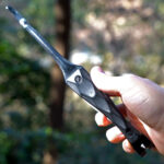 【画像】掴む所作まで黒く美しい！　名栗ウッドグリップ×ブラックステンレスのBBQトング「BLACK EMBER FANG」がクール過ぎる 〜 画像1