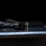 【画像】掴む所作まで黒く美しい！　名栗ウッドグリップ×ブラックステンレスのBBQトング「BLACK EMBER FANG」がクール過ぎる 〜 画像1