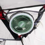 【画像】どこでも涼しく！　どこでも明るくする「多機能アイテム」コールマンからLEDライト付きファン2モデルがデビュー 〜 画像1