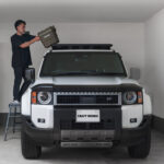 【画像】グリル周りが一瞬でワイルドに！   安心設計のランクル250専用「バグガード」が精悍さを引き立たせる 〜 画像1