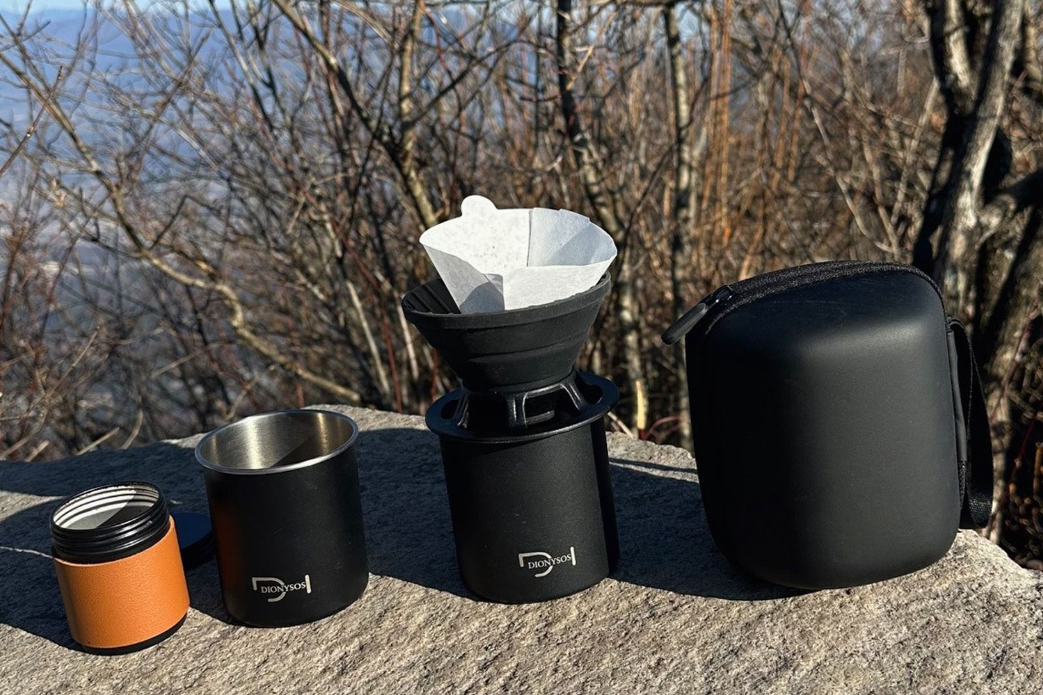 山頂が極上のカフェに変わる！　リュックの隙間に収まる「DIONYSOS携帯コーヒーセット」が冬のアウトドアを熱くする