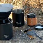 【画像】山頂が極上のカフェに変わる！　リュックの隙間に収まる「DIONYSOS携帯コーヒーセット」が冬のアウトドアを熱くする 〜 画像1