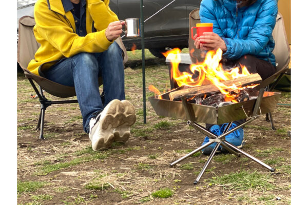 キャンプで焚き火中