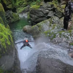 【画像】増水した激流に突入！　四国最後の秘境は最初から「いきなりガチな」スリリングのゴルジュ攻めがヤバすぎる 〜 画像1