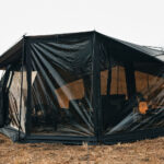 【画像】漆黒の集大成！　限定テント「ウィングフォート 5th Anniversary ブラック」が魅せるキャンプの新たな品格 〜 画像1