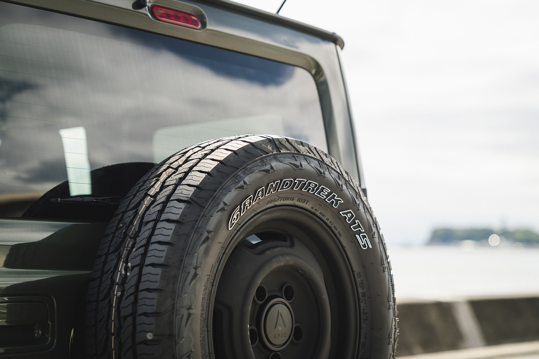 ジムニーシエラのスペアタイヤとしてリヤゲートに付けられているダンロップ「グラントレックAT5」