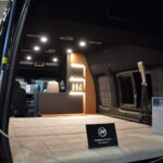 【画像】ラグジュアリー感たっぷりのリムジン仕様のスパロンが降臨！　漆黒のキャラバンがクール過ぎる 〜 画像1