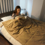 【画像】寝袋の暖かさを家の布団に！　アウトドア寝具メーカー「Bears Rock」が辿り着いた“新しい布団のかたち”「かけねぶくろんリッチプレミア」が誕生 〜 画像1