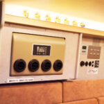 【画像】まさに移動できる秘密基地！　車中泊旅を快適に過ごせる標準ボディのハイエースが至れり尽くせり 〜 画像1