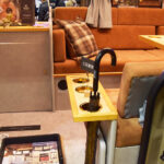 【画像】まさに移動できる秘密基地！　車中泊旅を快適に過ごせる標準ボディのハイエースが至れり尽くせり 〜 画像1