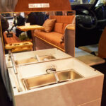 【画像】まさに移動できる秘密基地！　車中泊旅を快適に過ごせる標準ボディのハイエースが至れり尽くせり 〜 画像1