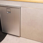 【画像】まさに移動できる秘密基地！　車中泊旅を快適に過ごせる標準ボディのハイエースが至れり尽くせり 〜 画像1